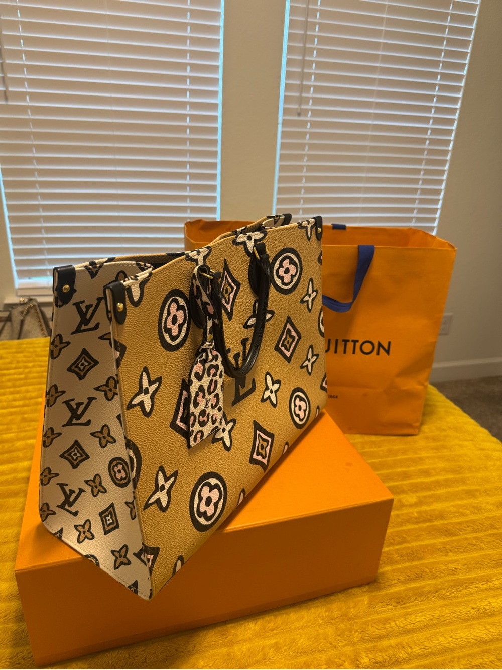 Louis Vuitton Wild At Heart OnTheGo GM Beige - Like New Full Set) - Picture 3 of 10